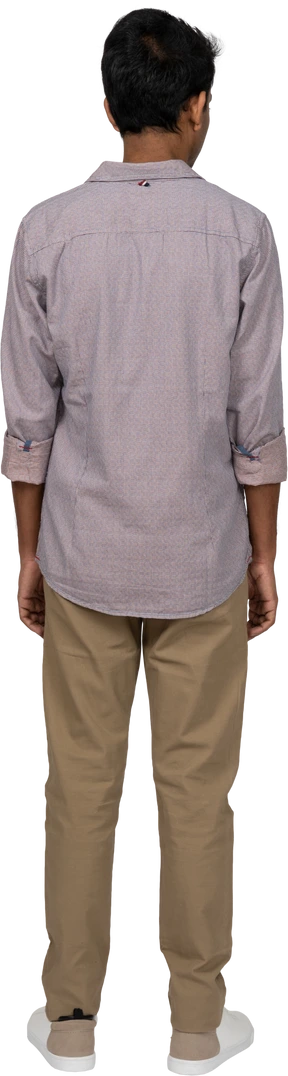 Hombre en ropa casual de pie