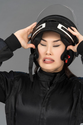 Une femme motard décollant d'un casque