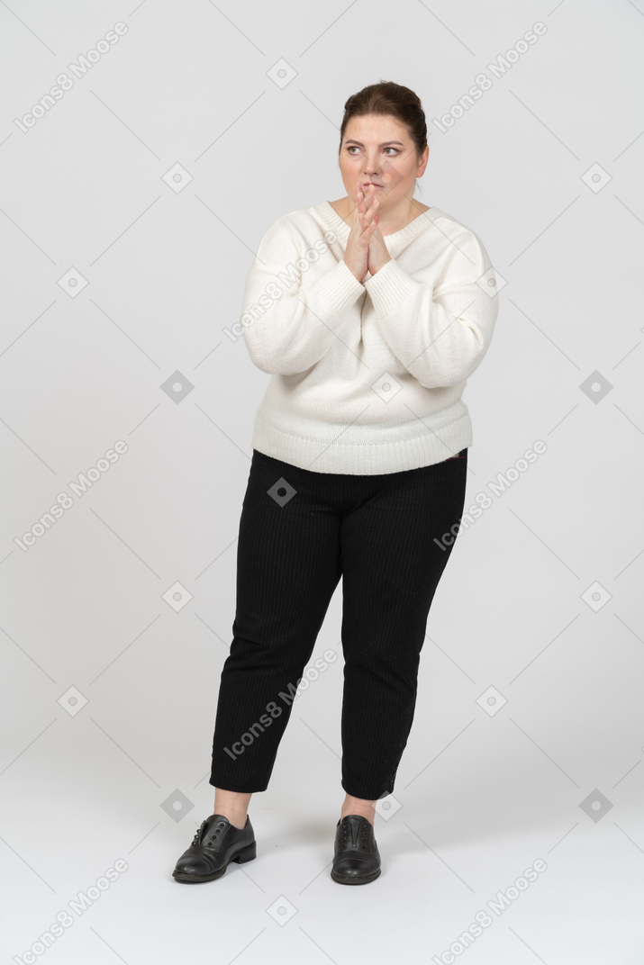 Premurosa donna grassoccia in abiti casual che guarda l'obbiettivo