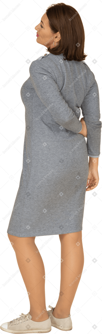 Vista posteriore di una donna in abito grigio
