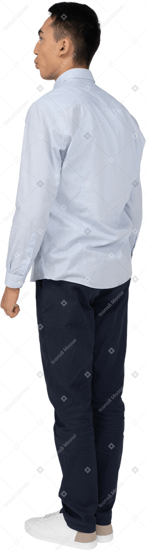 休闲服装站的男人