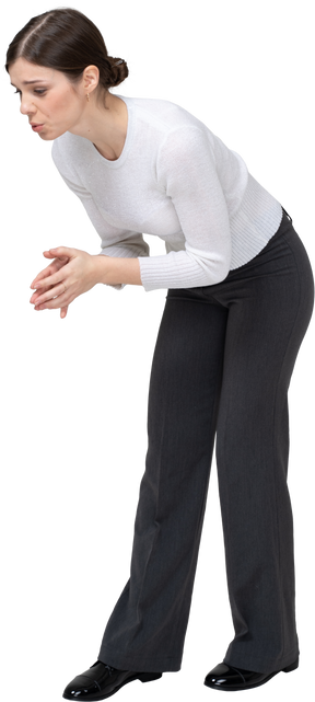 Vista lateral de uma mulher curvando-se e fazendo um gesto de oração