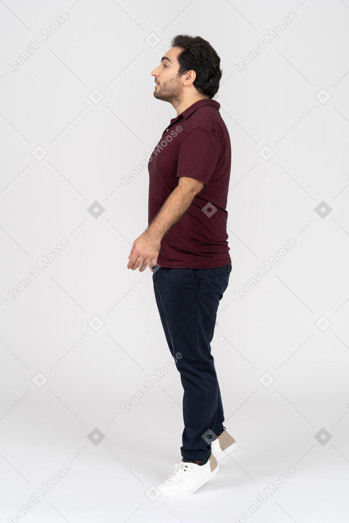 Mann in freizeitkleidung, der auf zehenspitzen steht