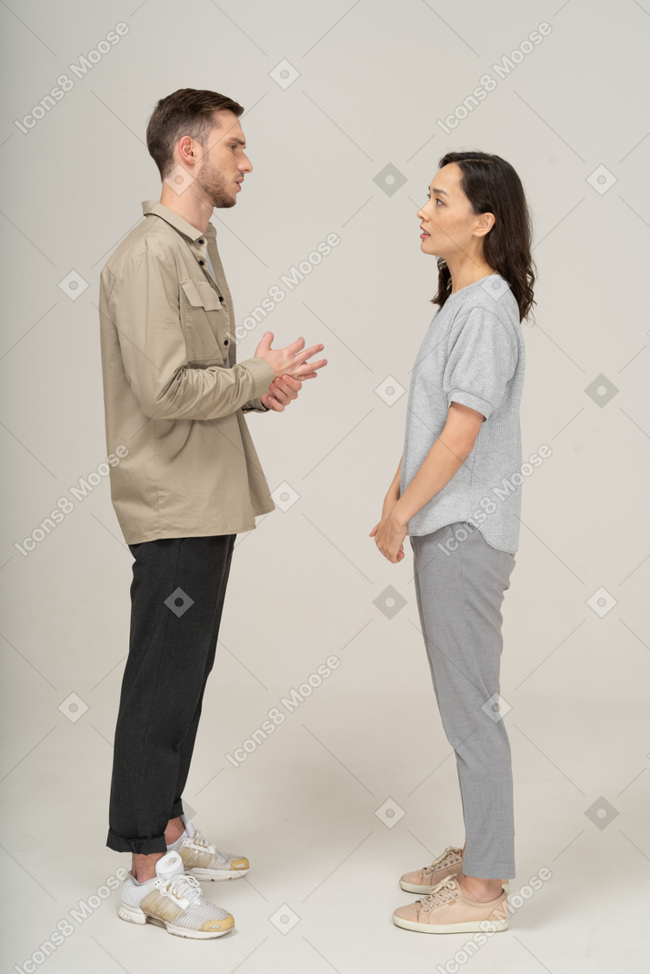 Vue latérale d'un jeune couple se parlant