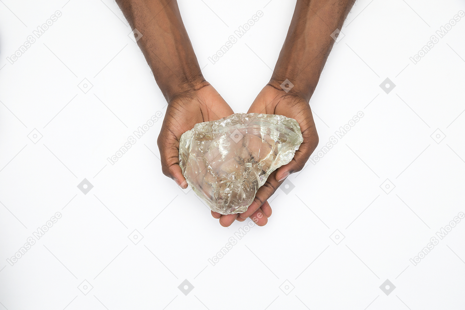 Schwarze männliche hände, die kristall halten