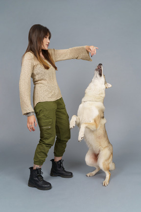 De cuerpo entero de una doctora entrenando a su perro