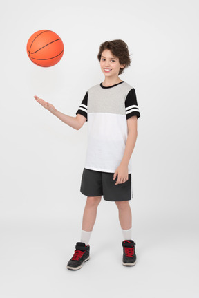 バスケットボールを投げて少年