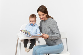 Ella está enamorando a su hijo de la lectura a una edad muy temprana