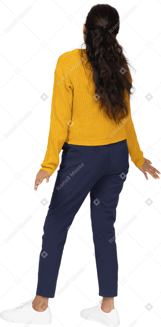 Vista traseira de uma garota com roupas casuais, posando com os braços estendidos