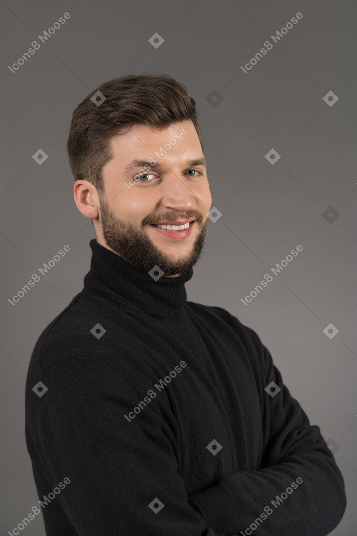 Портрет веселого улыбающегося молодого человека