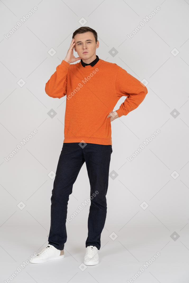 주황색 셔츠 서에서 젊은 남자