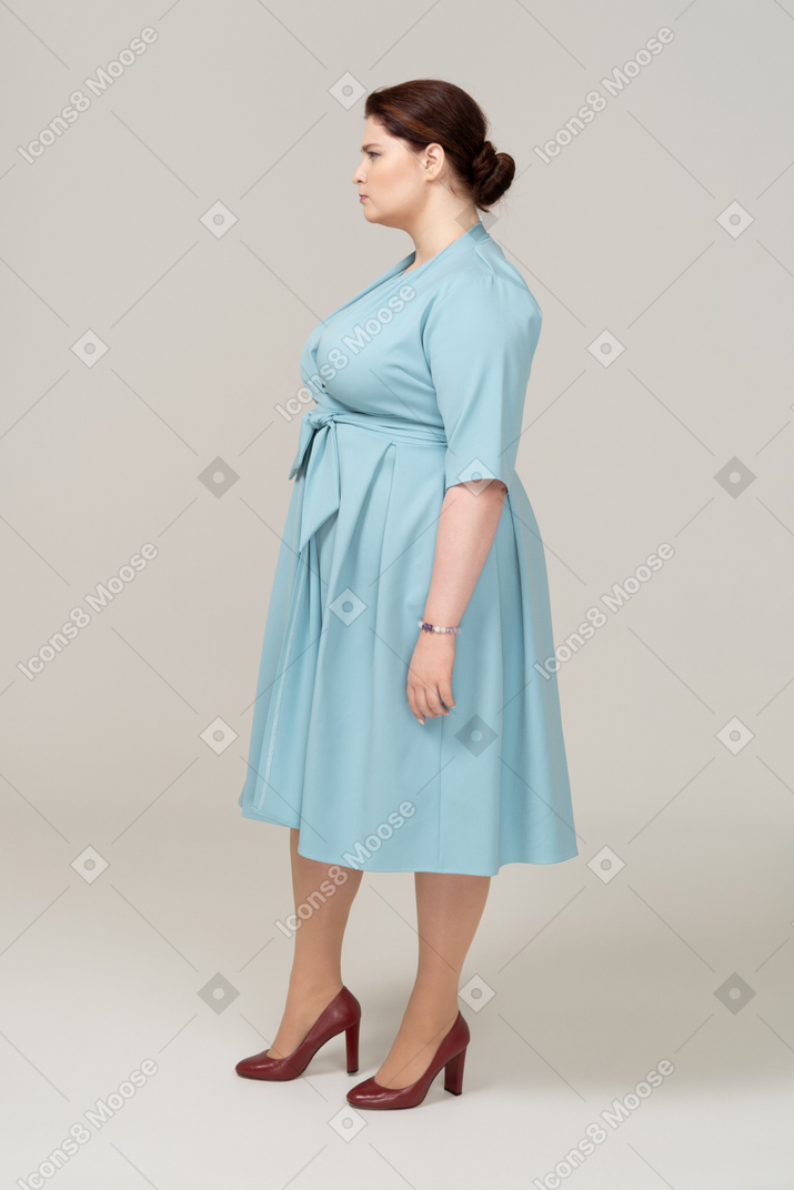 파란 드레스를 입은 여성의 옆모습