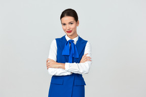 Bellissimo assistente di volo in uniforme blu