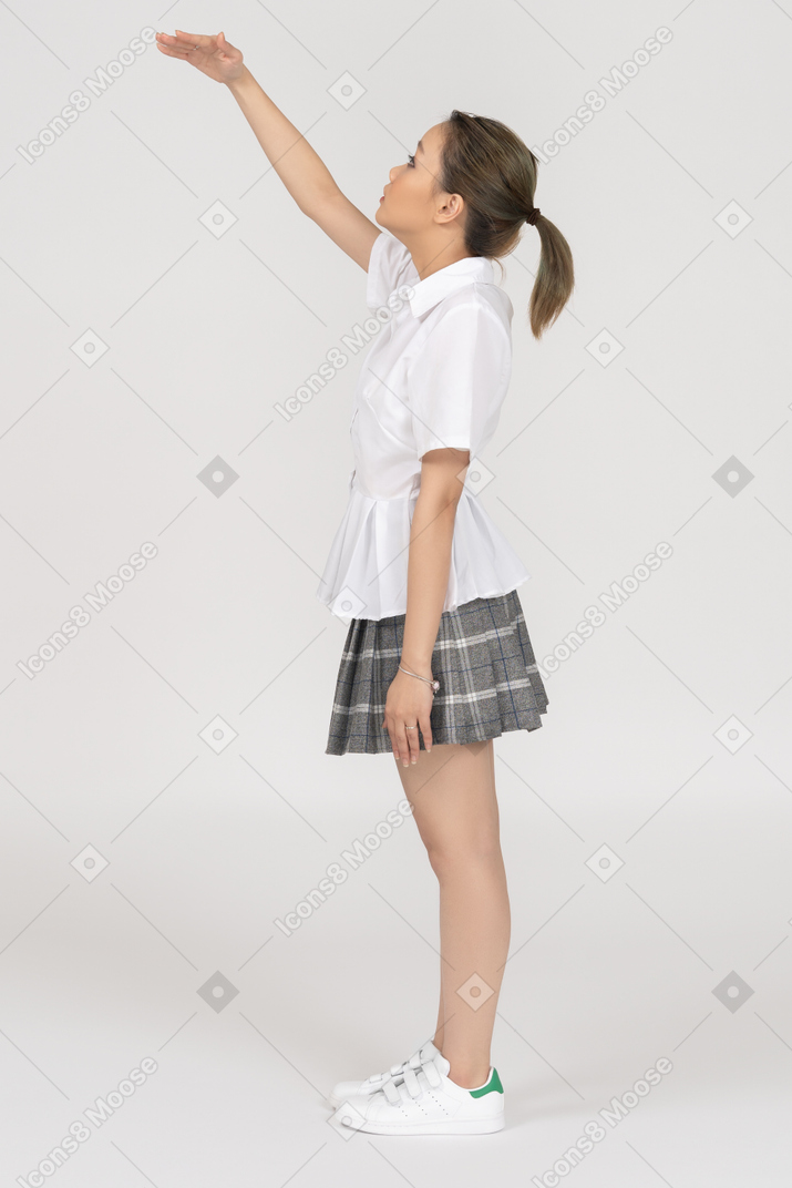 Uma jovem mulher mostrando uma altura