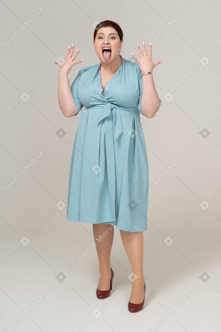 顔を作る青いドレスを着た女性の正面図