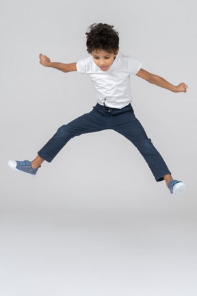 Um garoto pulando