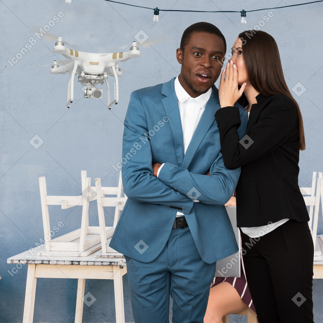 Homme et femme bavardant