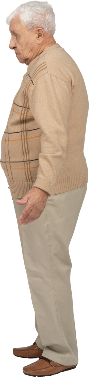 Vista laterale di un vecchio in abiti casual in piedi con le braccia tese