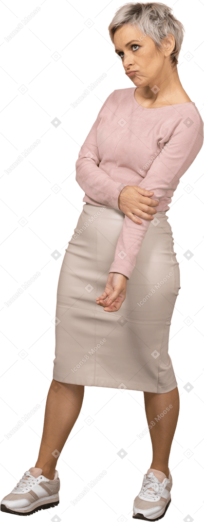 Vista frontal de uma mulher séria em roupas casuais