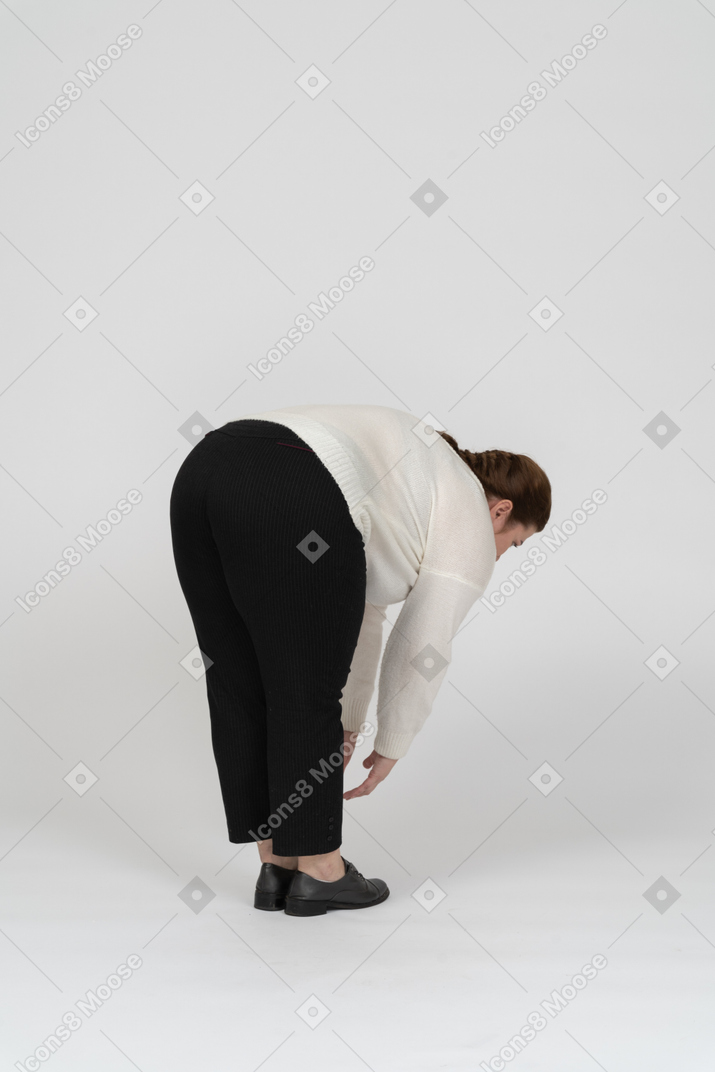 一个身着休闲服的大码女人弯腰的侧视图