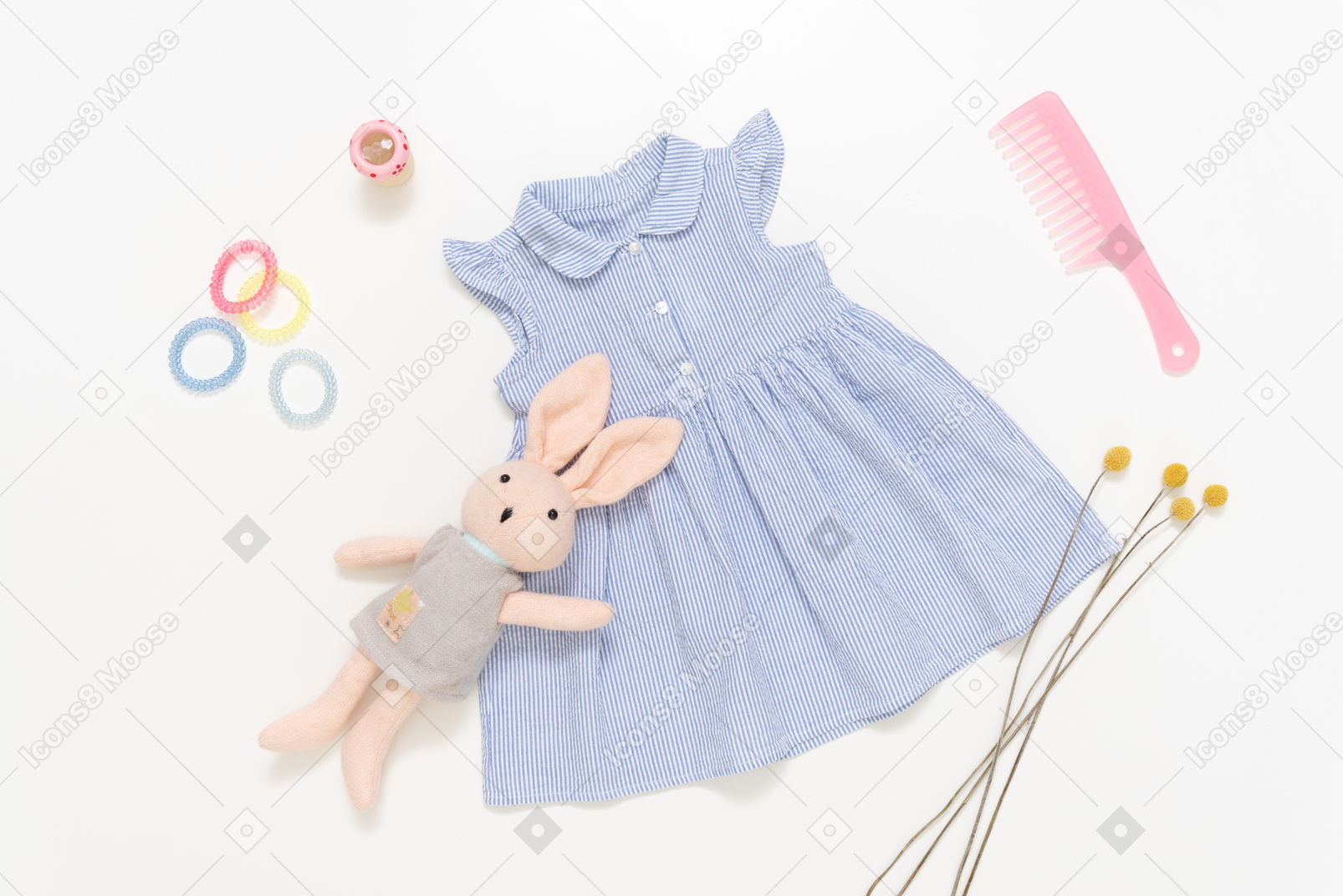 Blaues kleid des kindermädchens, angefülltes spielzeug, rosafarbene plastikhaarbürste und zusätze