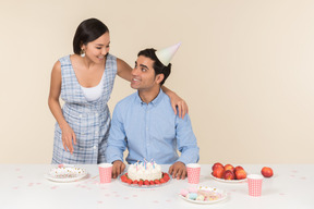 Junges paar zwischen verschiedenen rassen feiert den geburtstag des mannes