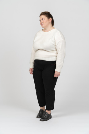 Расстроенная женщина больших размеров в белом свитере