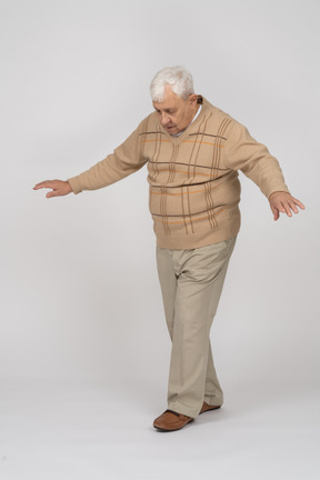 Vista frontal de um velho em roupas casuais caminhando para a frente
