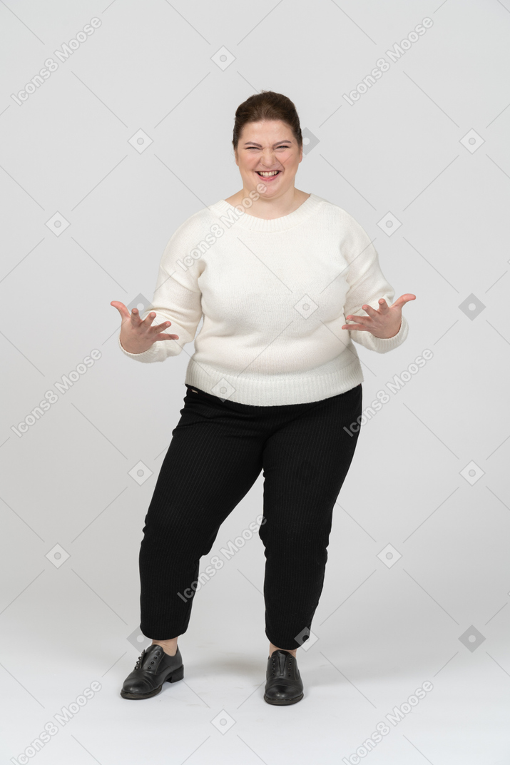 얼굴을 만드는 흰색 스웨터에 행복 한 통 통 여자