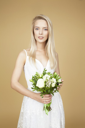 Красивая невеста держит свадебный букет из белых цветов
