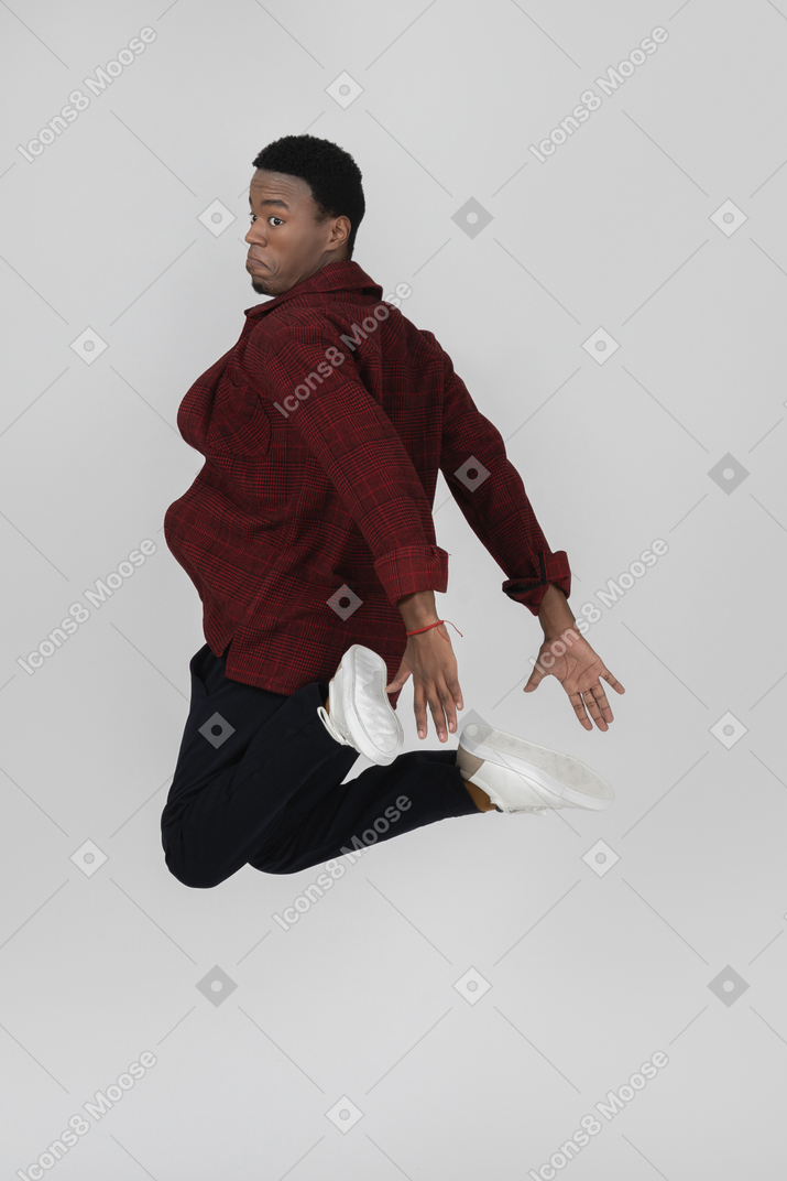 Junger schwarzer mann springt