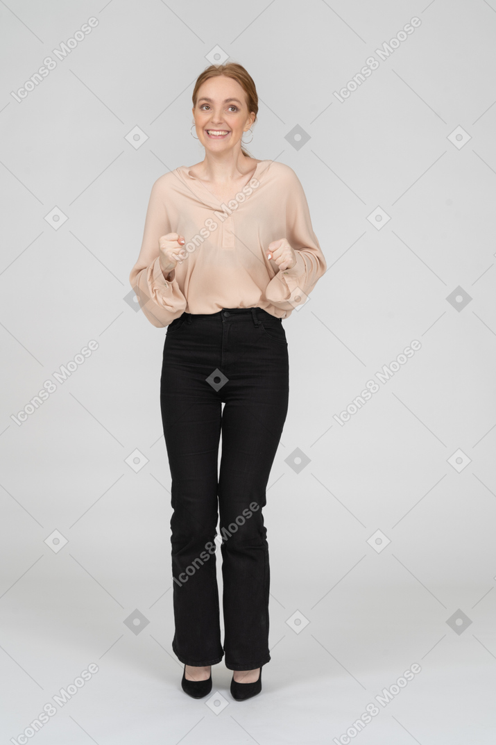 Женщина в красивой блузке стоит