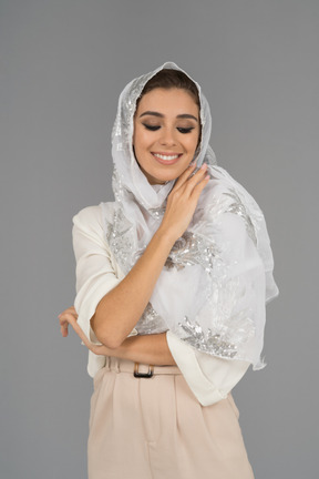 Charmante jeune femme modeste portant un foulard blanc