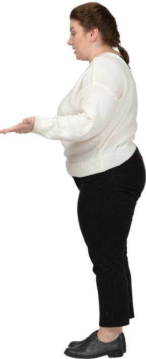 Vista lateral de uma mulher gorda em roupas casuais dizendo algo
