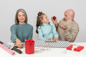 Familienzeit zusammen bei der vorbereitung auf weihnachten