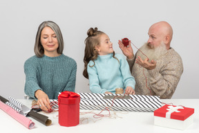 Tiempo en familia juntos mientras se preparan para navidad