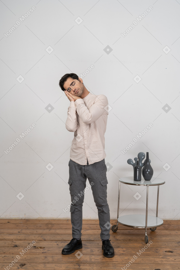 Vista frontal de um homem sonolento em roupas casuais