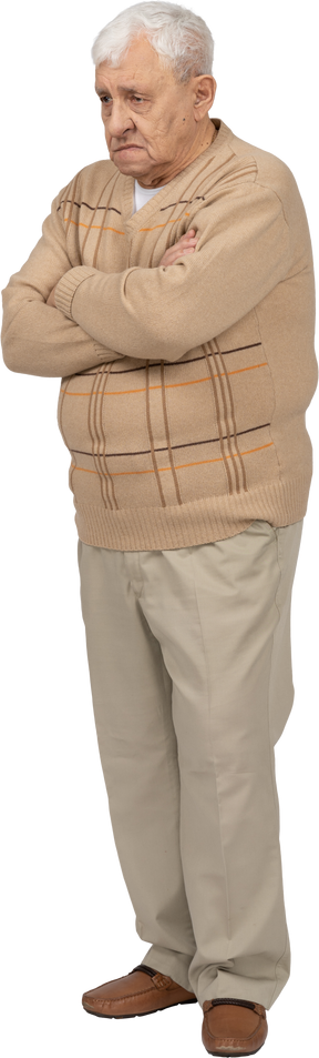 腕を組んで立っているカジュアルな服装の老人の正面図