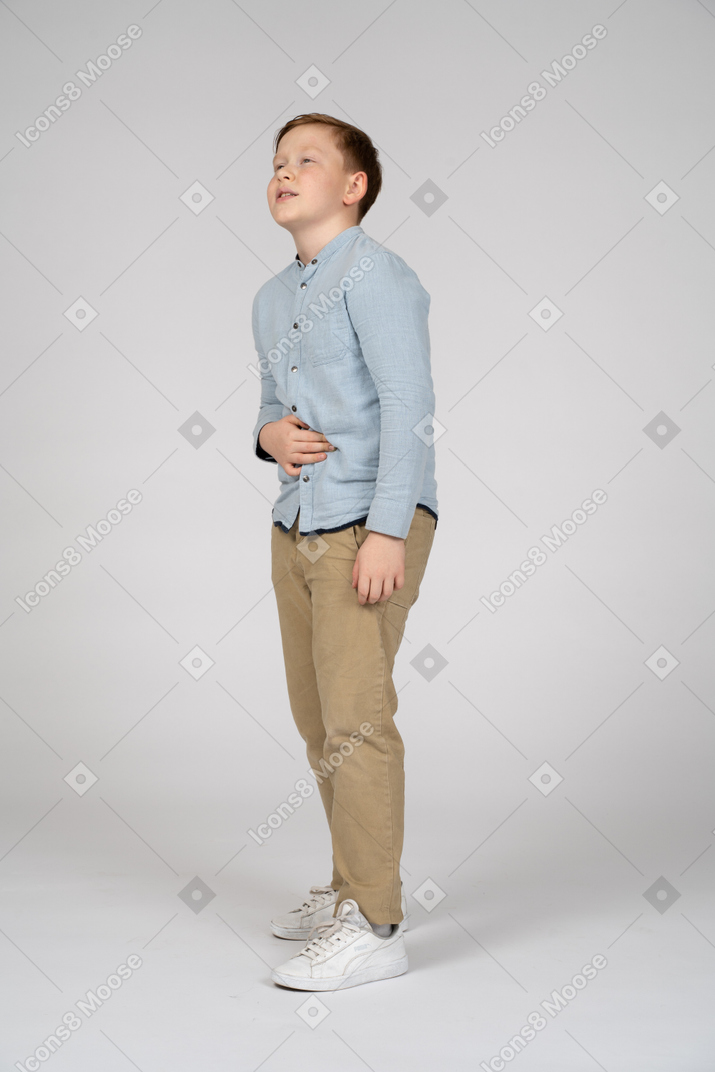 Vista frontal de un niño mirando hacia arriba