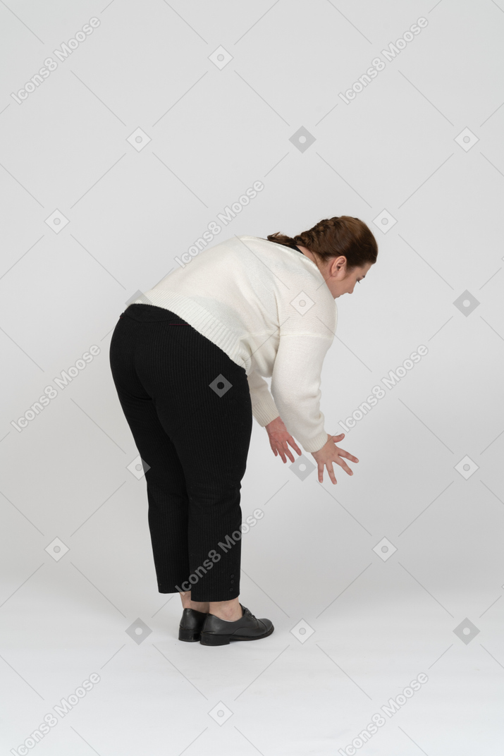 Vista lateral de uma mulher plus size com roupas casuais se abaixando