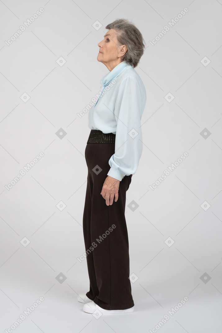 Side view of an old woman looking left