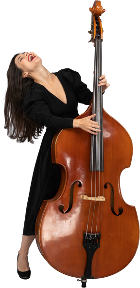 Vista frontale di una giovane donna che ride in abito nero che suona il contrabbasso appoggiandosi indietro