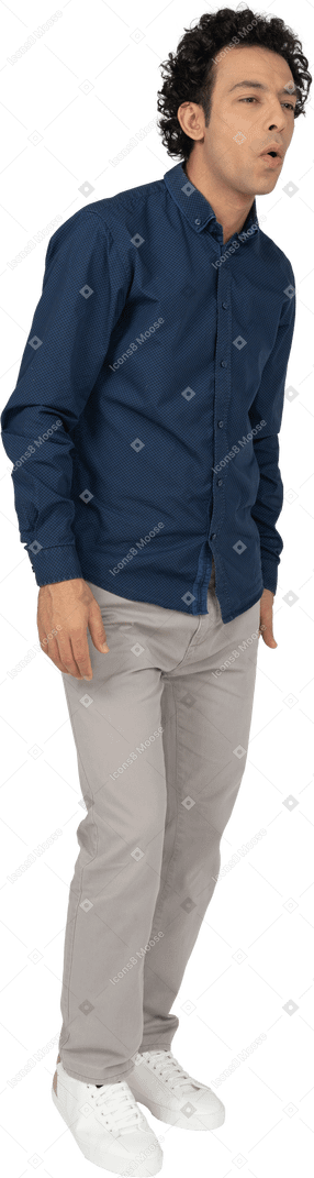 Vista frontal de um homem em roupas casuais