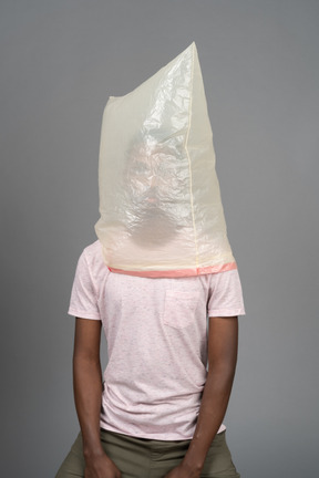 Nahaufnahme eines afrikanischen mannes, der mit einer plastiktüte auf seinem kopf sitzt