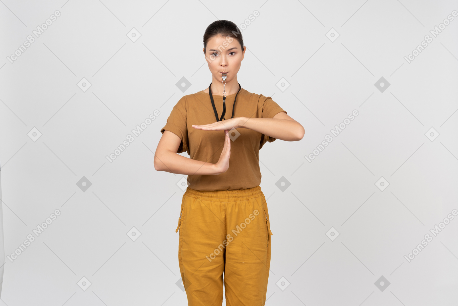 Mujer mostrando un signo de descanso con sus manos y soplando un silbato