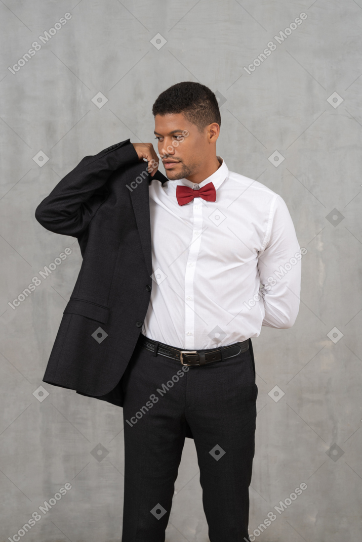 Mann im schwarzen anzug stehend