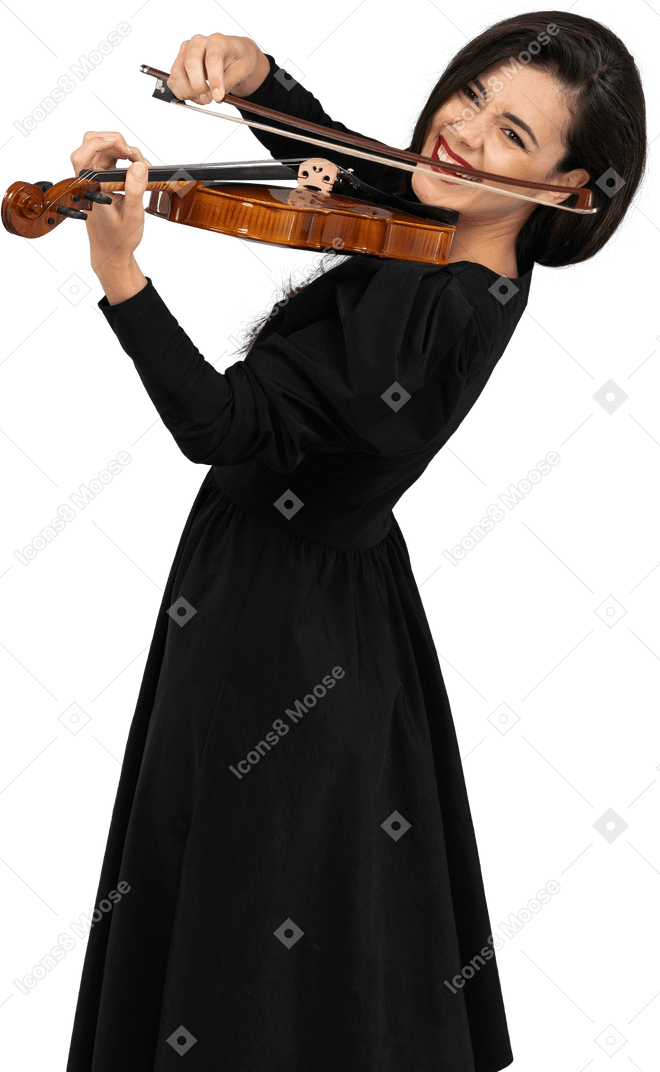 바이올린 연주 검은 드레스에 쾌활한 아가씨의 근접