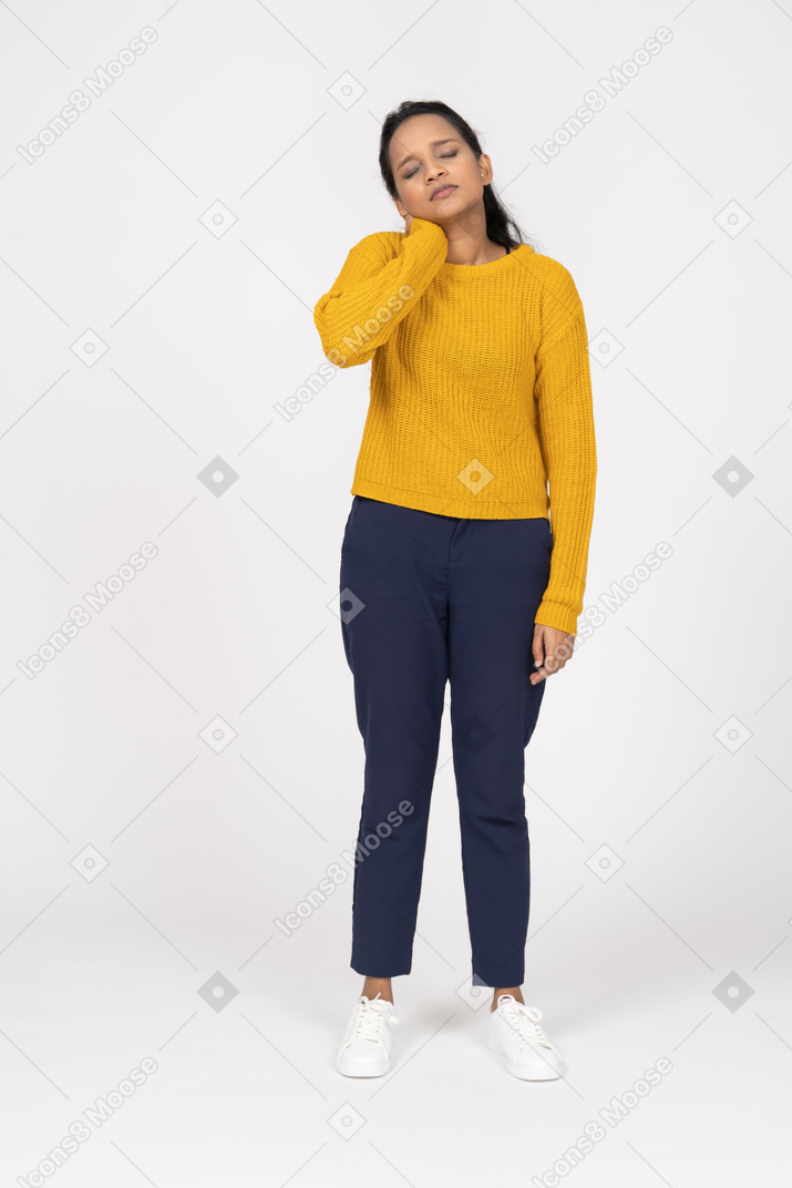 Vista frontal de uma garota com roupas casuais, posando com a mão no pescoço