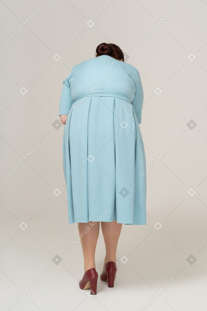 Vue arrière d'une femme en robe bleue