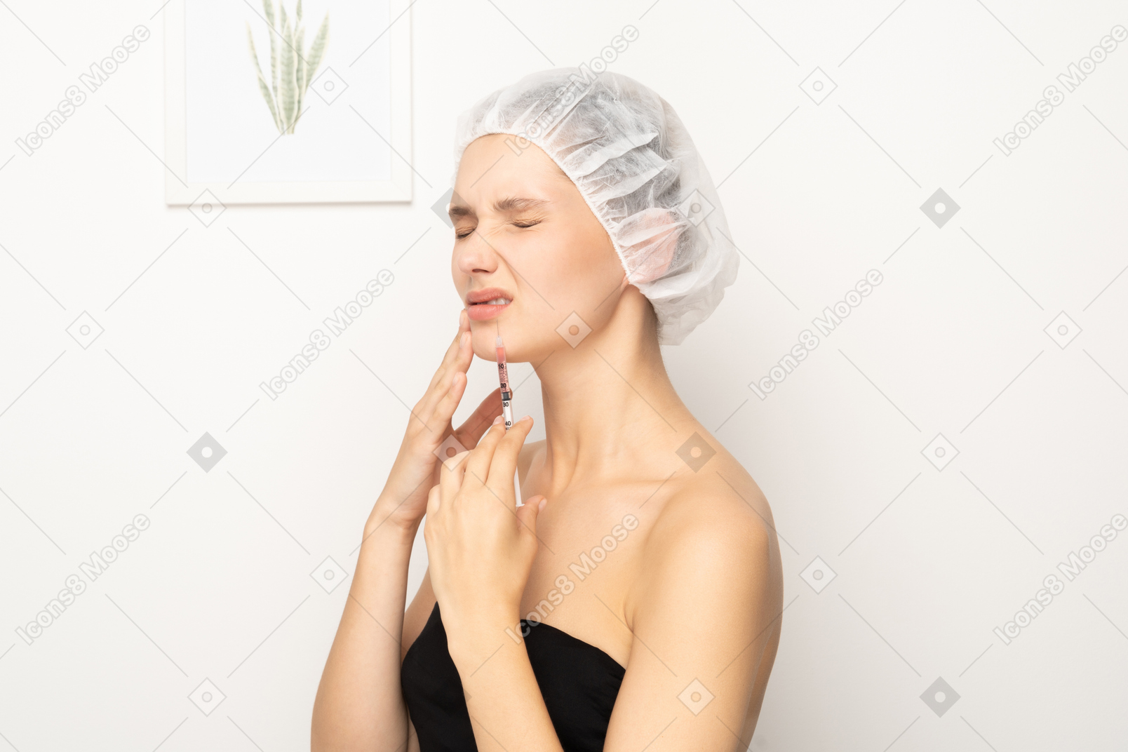 Frau mit schmerzen hält spritze